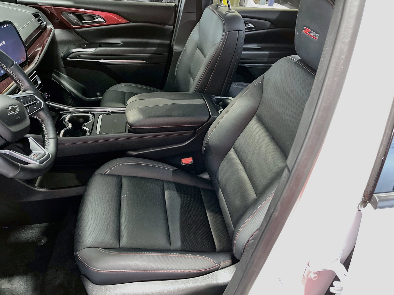 Used 2025 Chevrolet Traverse Z71 w/ LPO, Floor Liner Package AWD/4WD image 19