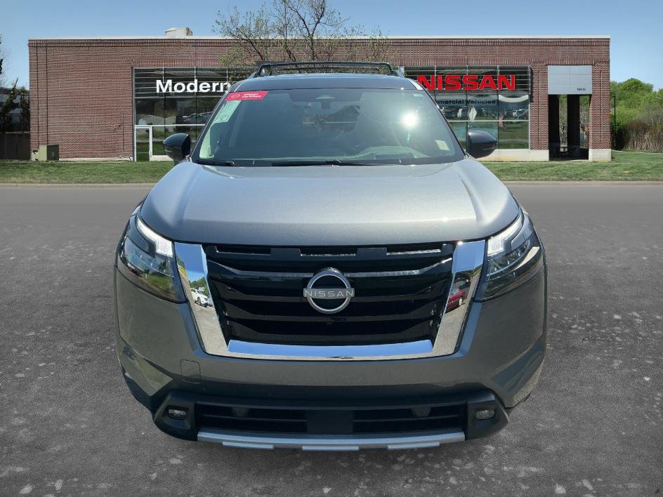 Certified 2025 Nissan Pathfinder Platinum w/ Cargo Package AWD/4WD image 6