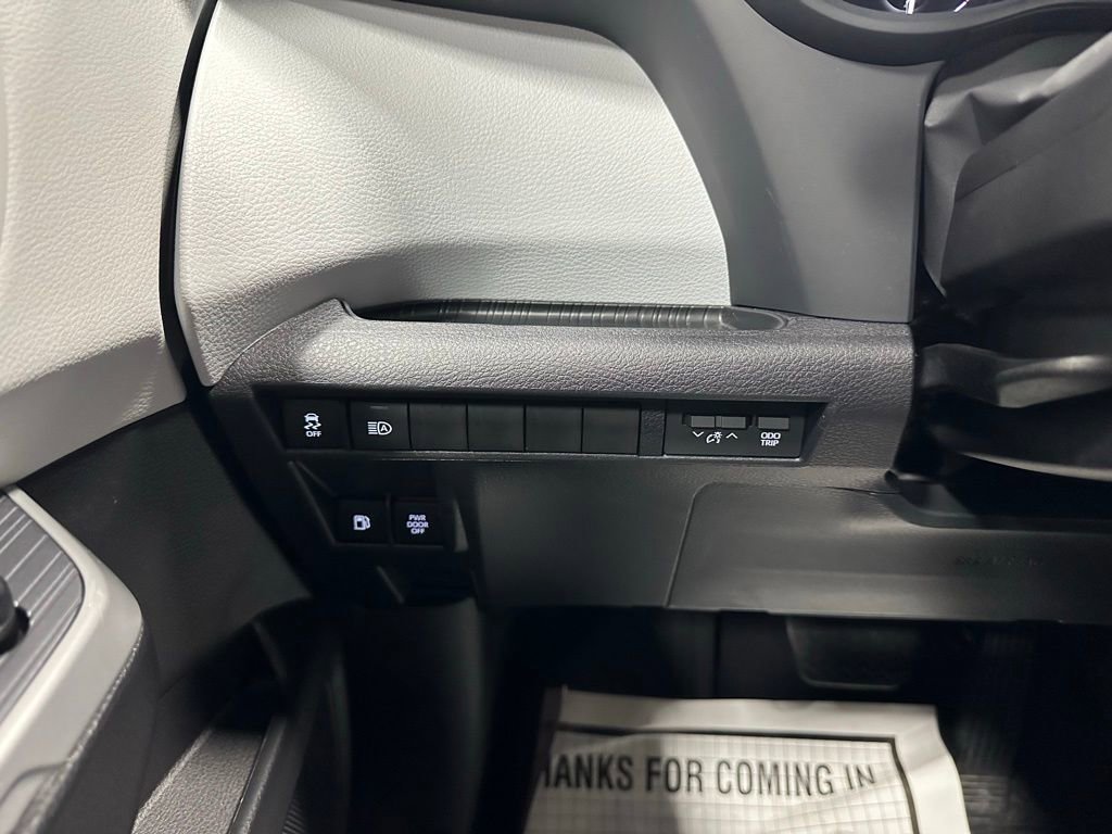 Used 2025 Toyota Sienna LE FWD image 17