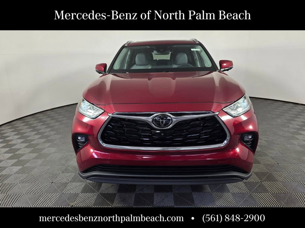 Used 2024 Toyota Highlander Limited AWD/4WD image 2