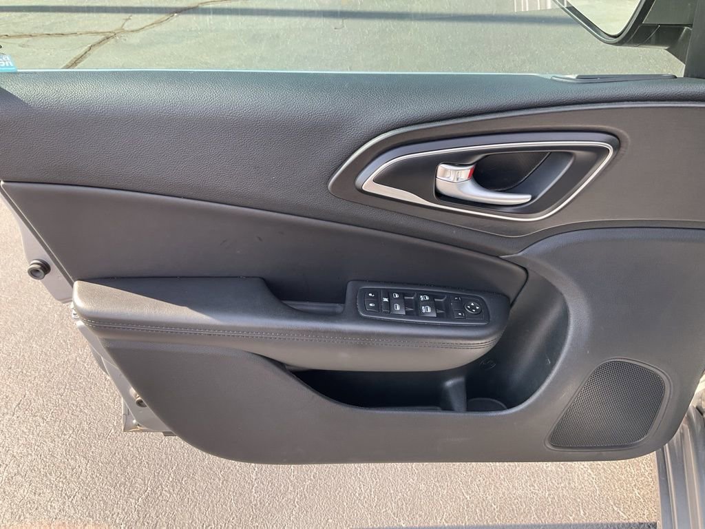 Used 2017 Chrysler 200 Limited Platinum image 4