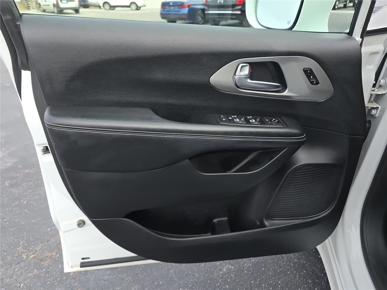 Used 2021 Chrysler Pacifica Limited w/ S Appearance Package image 18