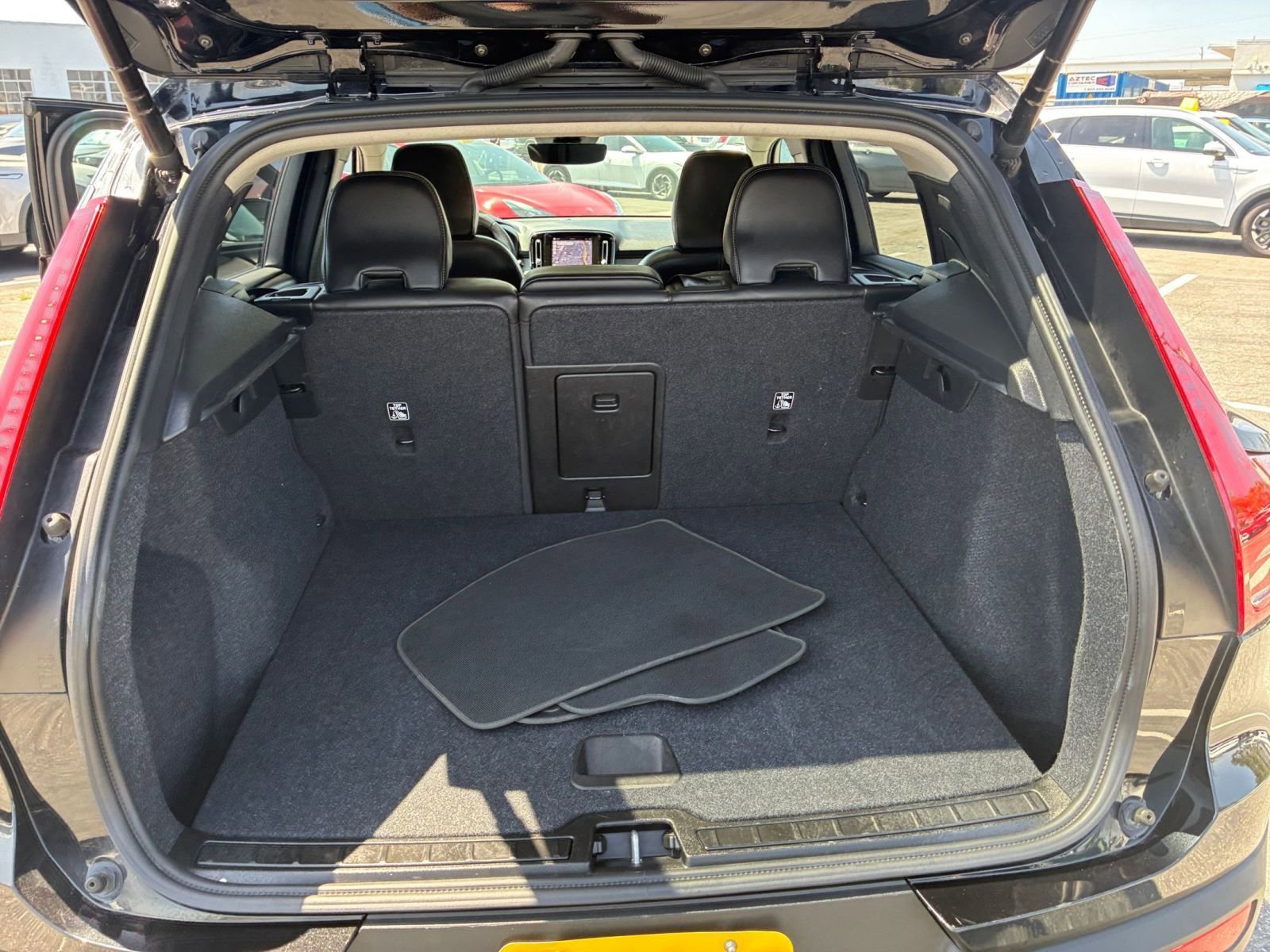 Used 2024 Volvo XC40 B5 Core image 34