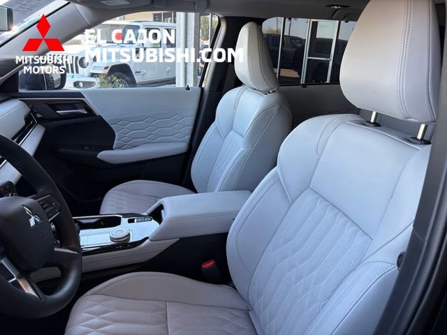 Used 2025 Mitsubishi Outlander AWD image 11