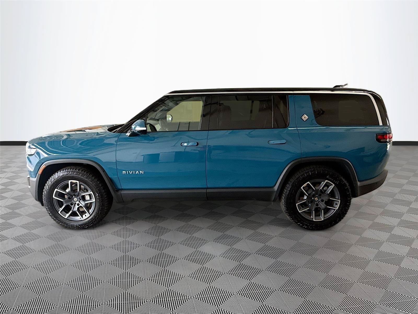 Used 2024 Rivian R1S Adventure AWD/4WD image 4