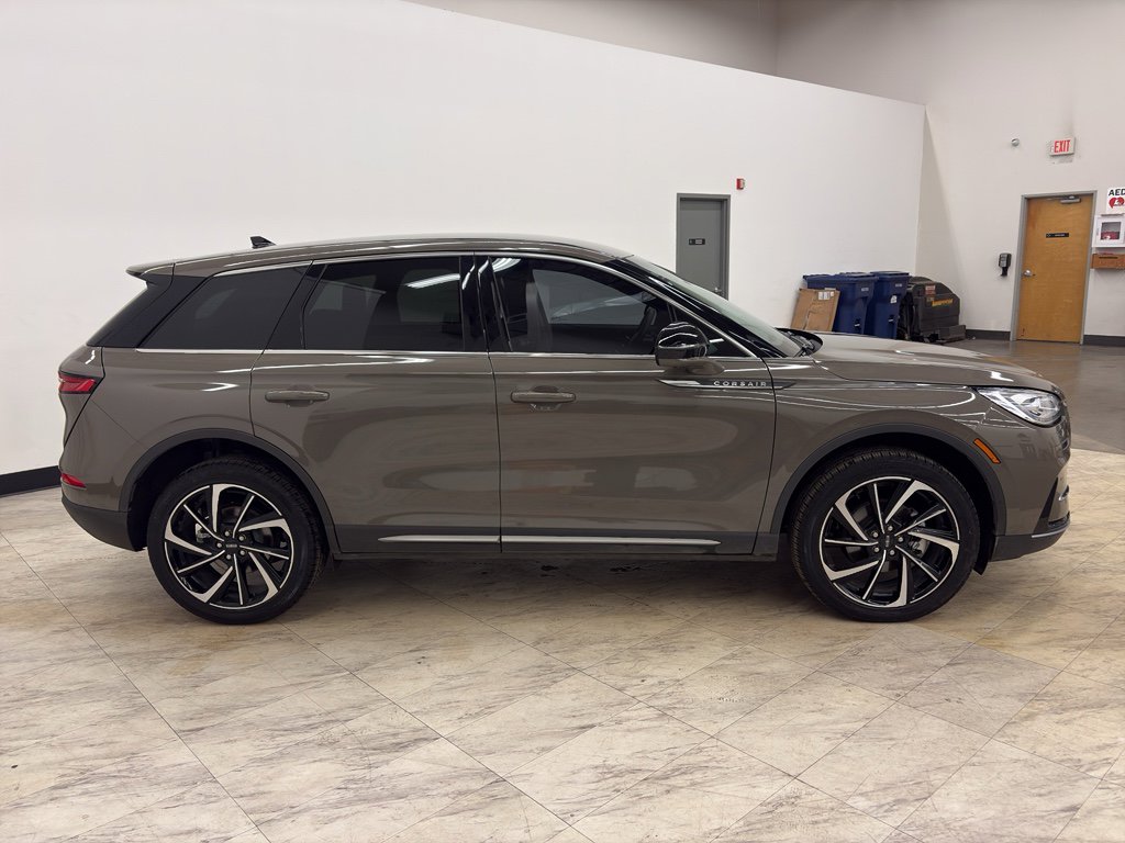 Used 2025 Lincoln Corsair Reserve w/ Rear Removable Package Tray image 8