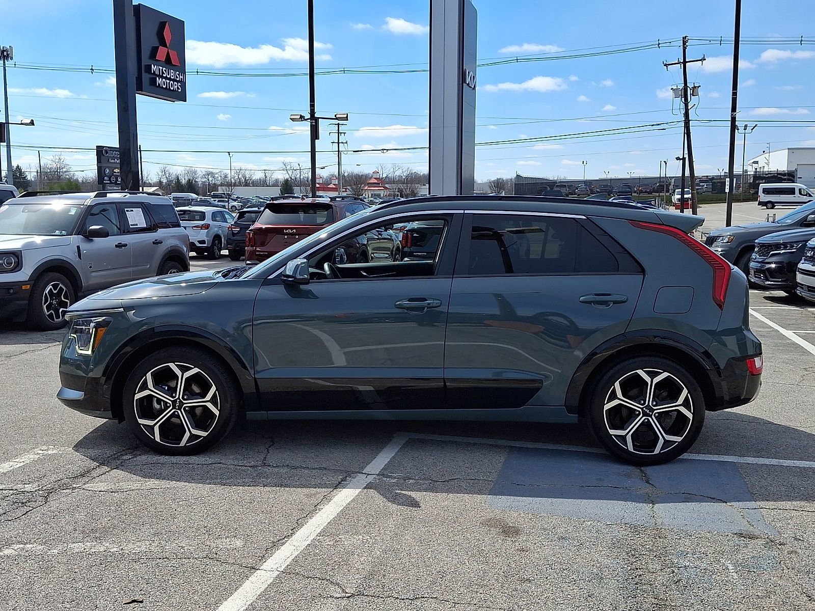 Used 2023 Kia Niro EX Touring image 4