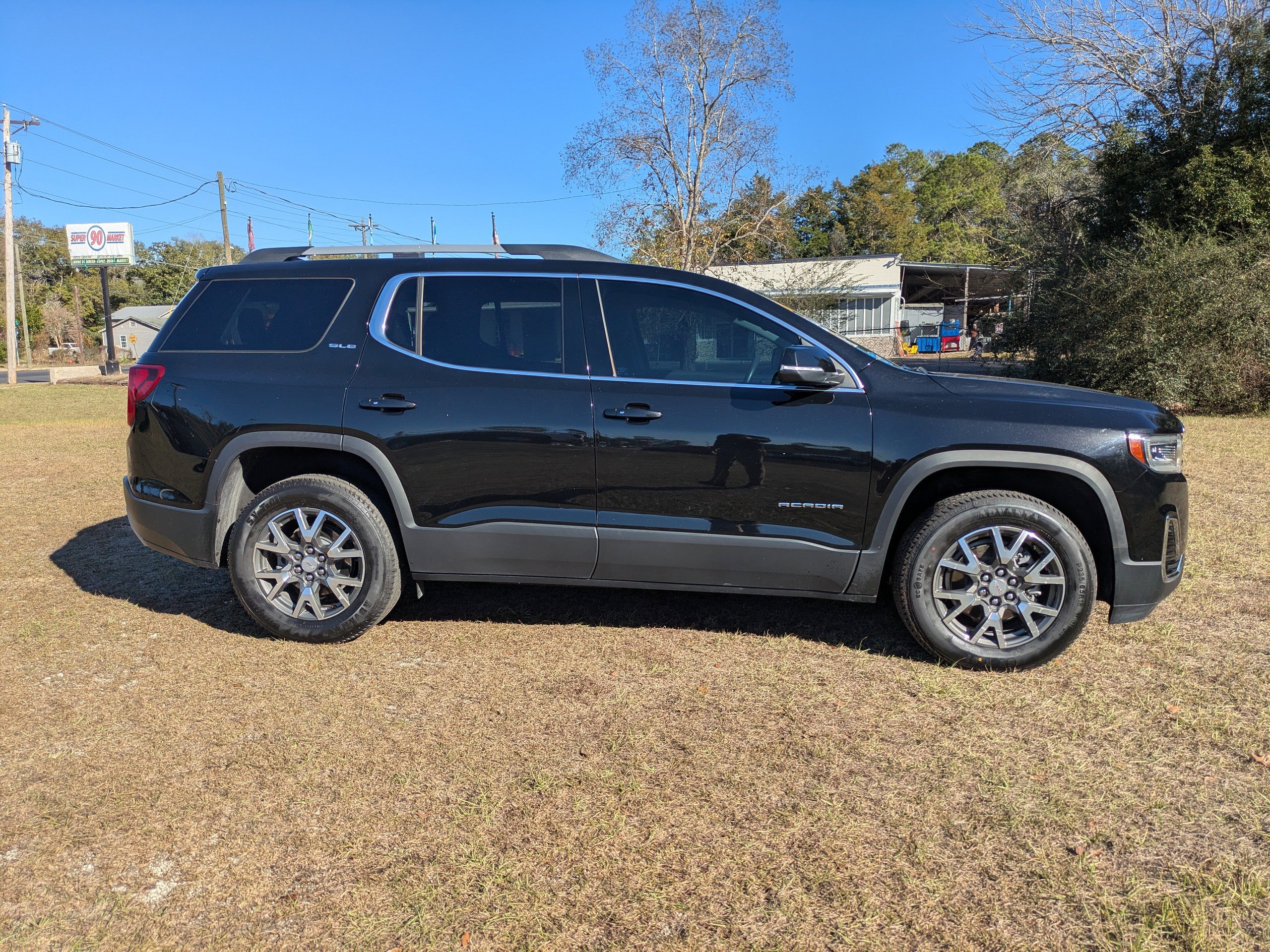 Used 2023 GMC Acadia SLE w/ Driver Convenience Package FWD image 3
