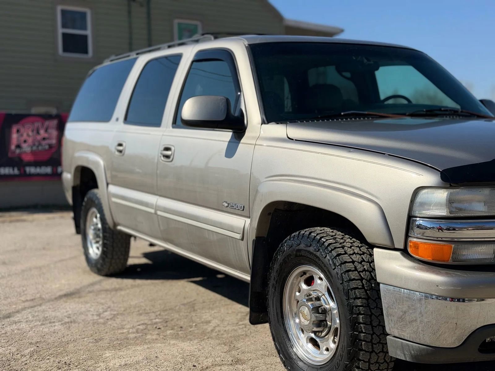 Used 2000 Chevrolet Suburban 2500 LT w/ LT Preferred Equipment Group image 3