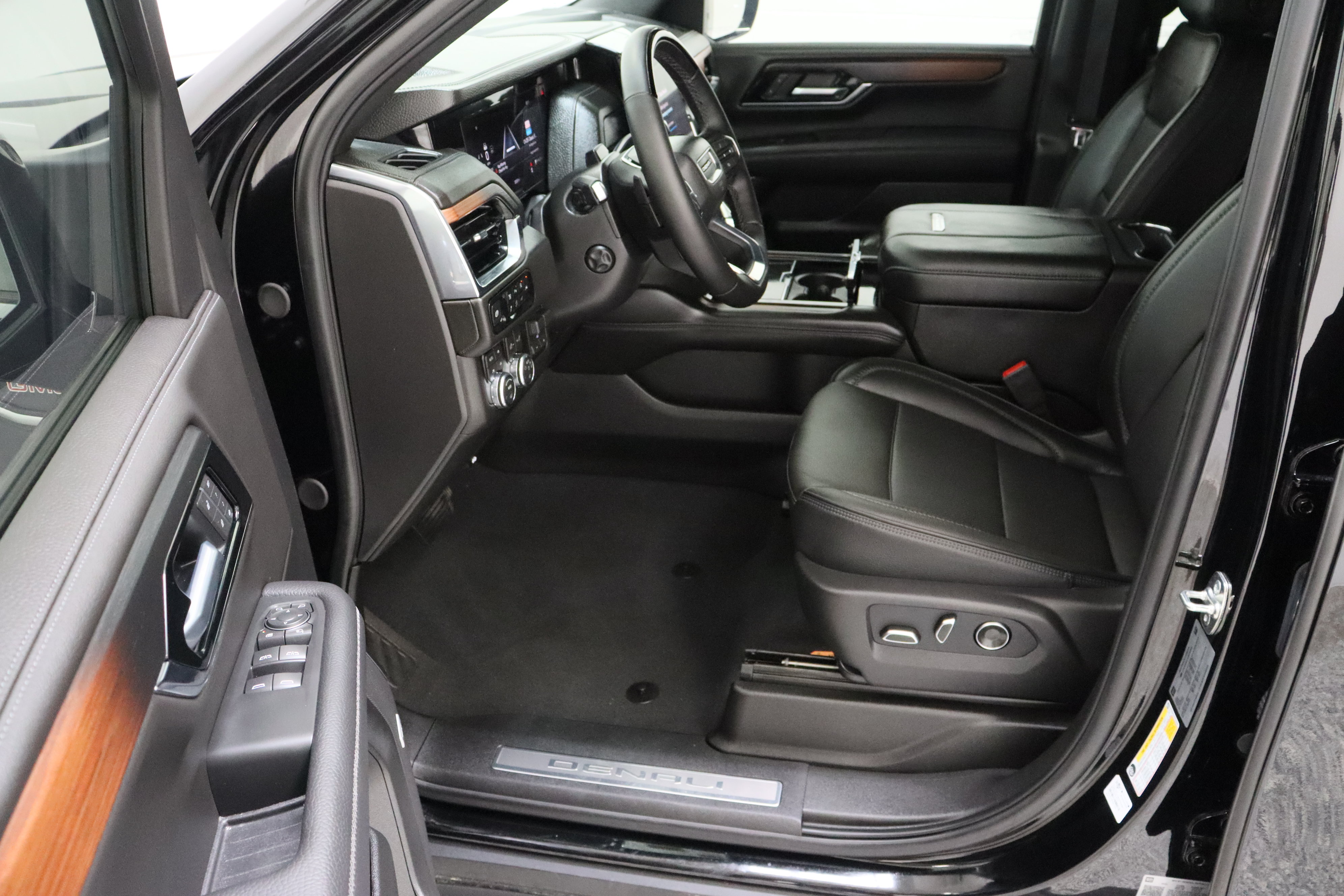 Used 2026 GMC Yukon Denali w/ Denali Reserve Package AWD/4WD image 15