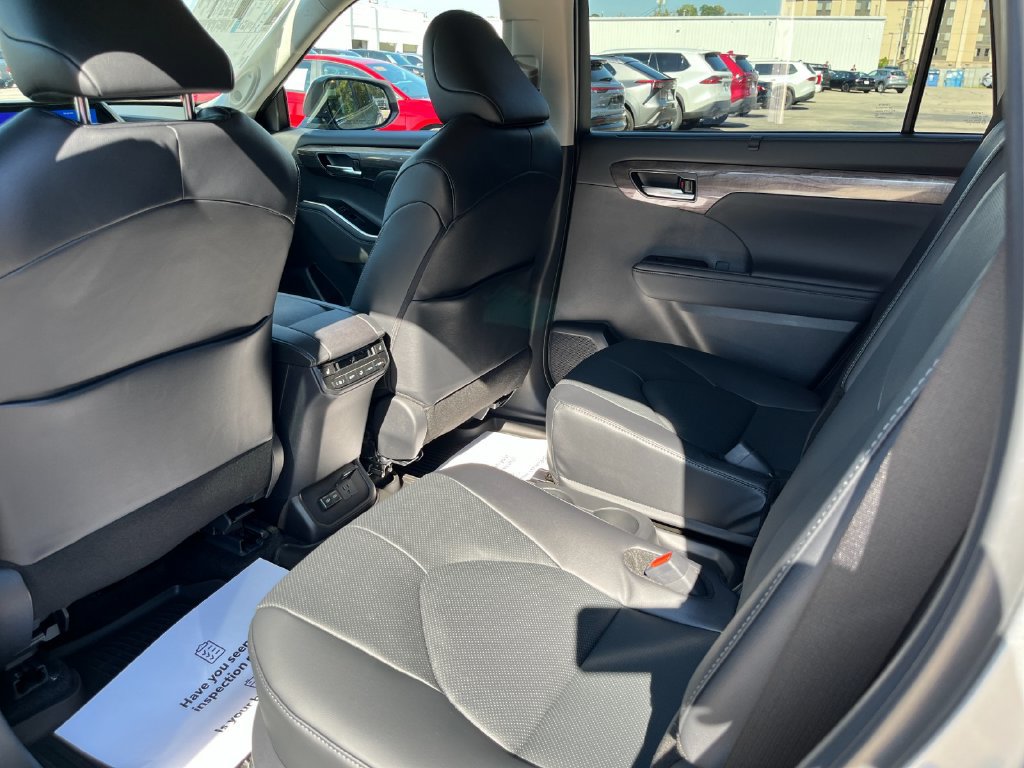New 2026 Toyota Highlander Platinum AWD/4WD image 13