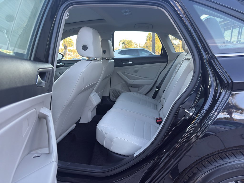 Used 2023 Volkswagen Jetta SE w/ Panoramic Sunroof Package image 10