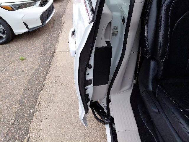 Used 2022 Chrysler Pacifica Touring-L image 31