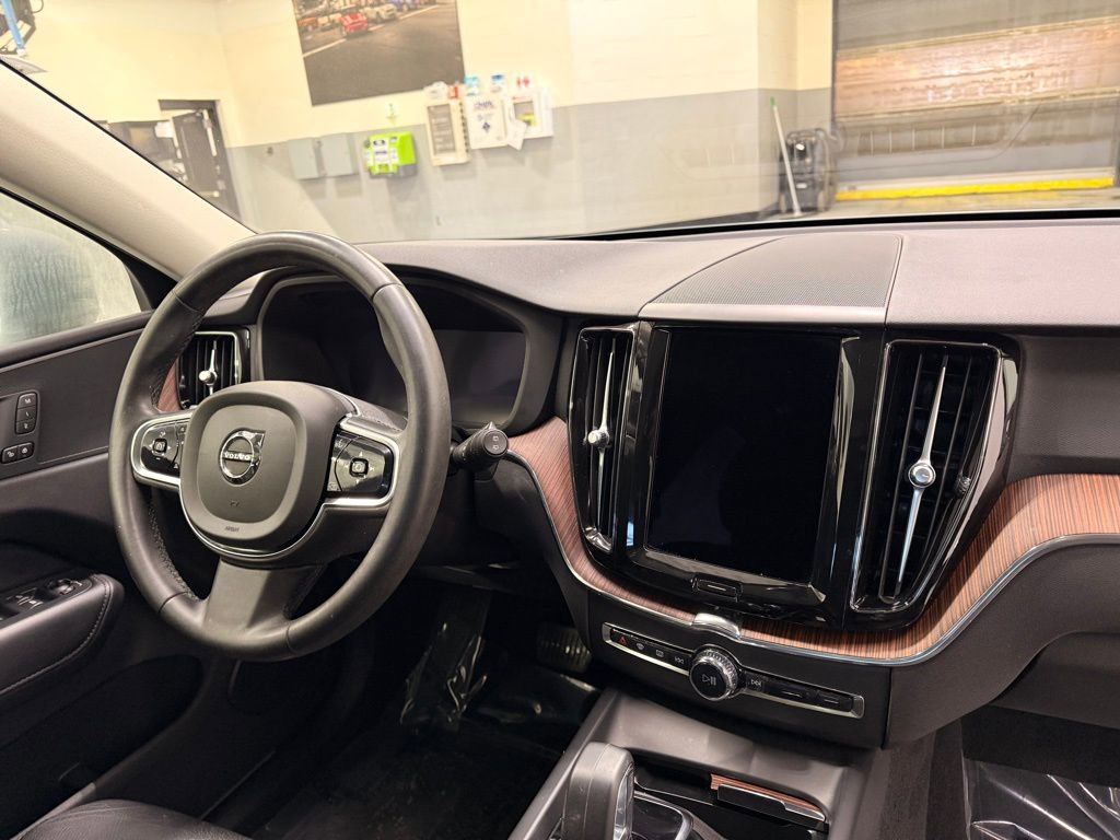 Used 2023 Volvo XC60 B5 Plus image 30