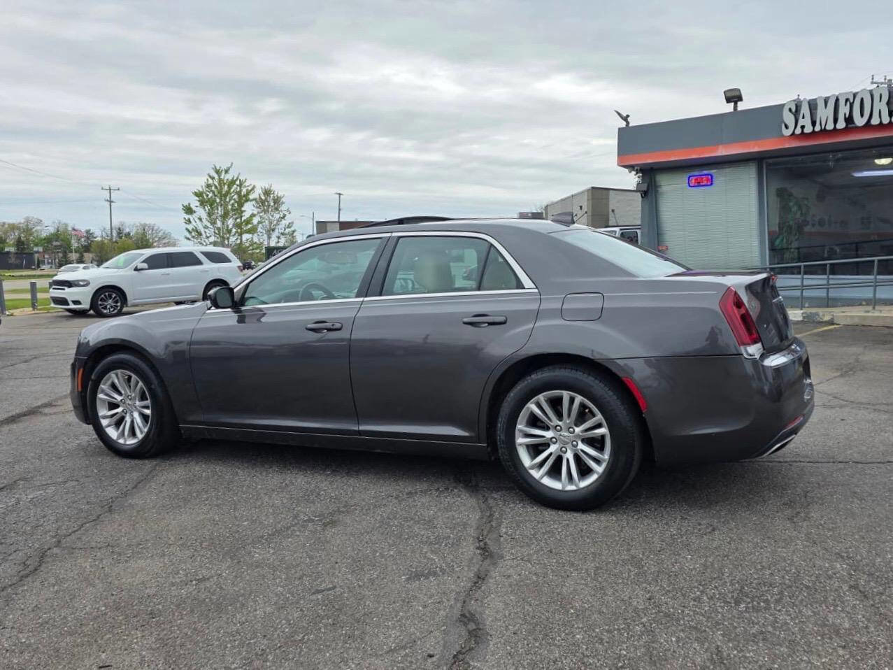 Used 2017 Chrysler 300 Limited w/ Value Package RWD image 5