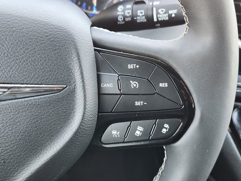 Used 2025 Chrysler Pacifica Limited image 29