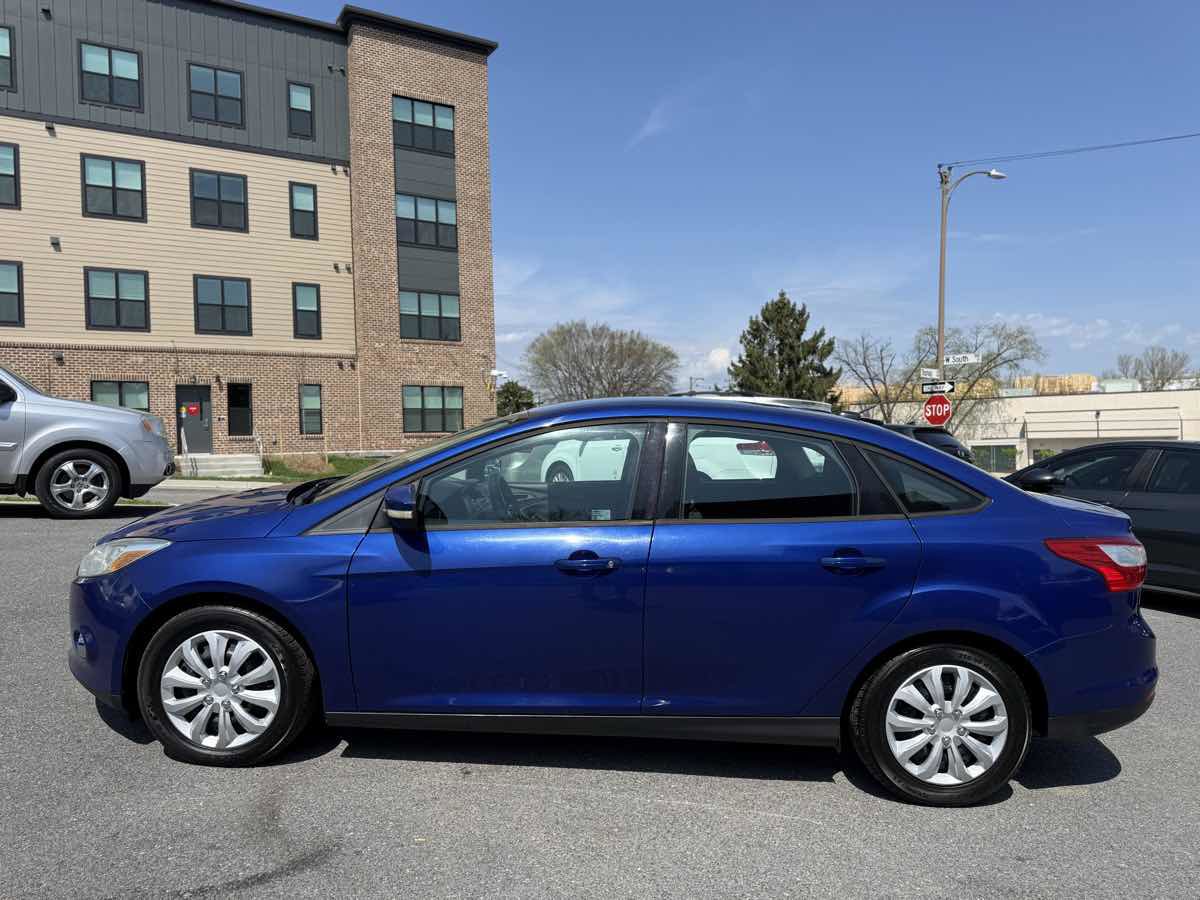 Used 2012 Ford Focus SE w/ SE Winter Pkg image 4