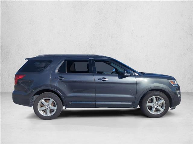 Used 2017 Ford Explorer XLT image 4