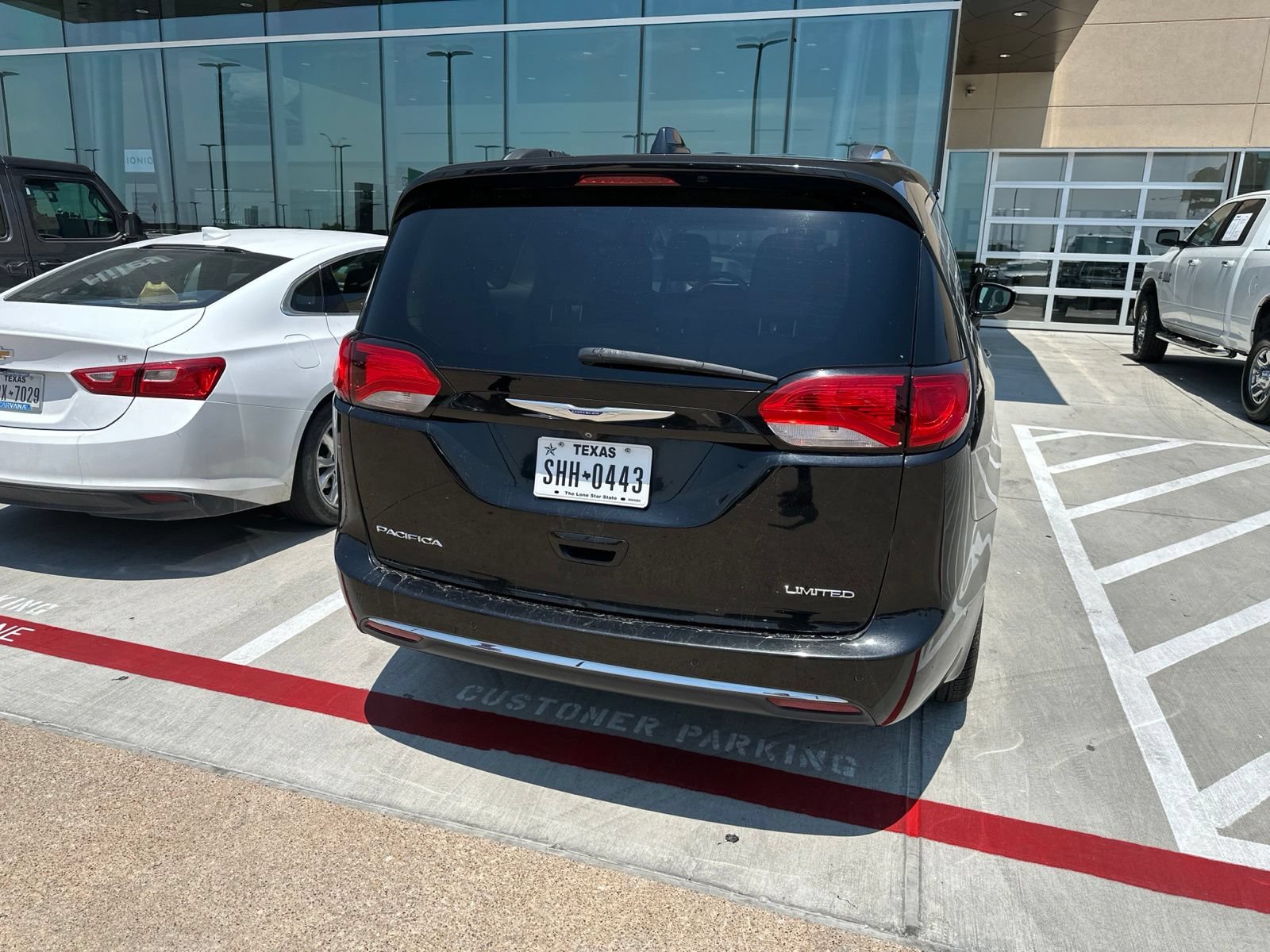 Used 2019 Chrysler Pacifica Limited w/ Advanced Safetytec Group FWD image 7