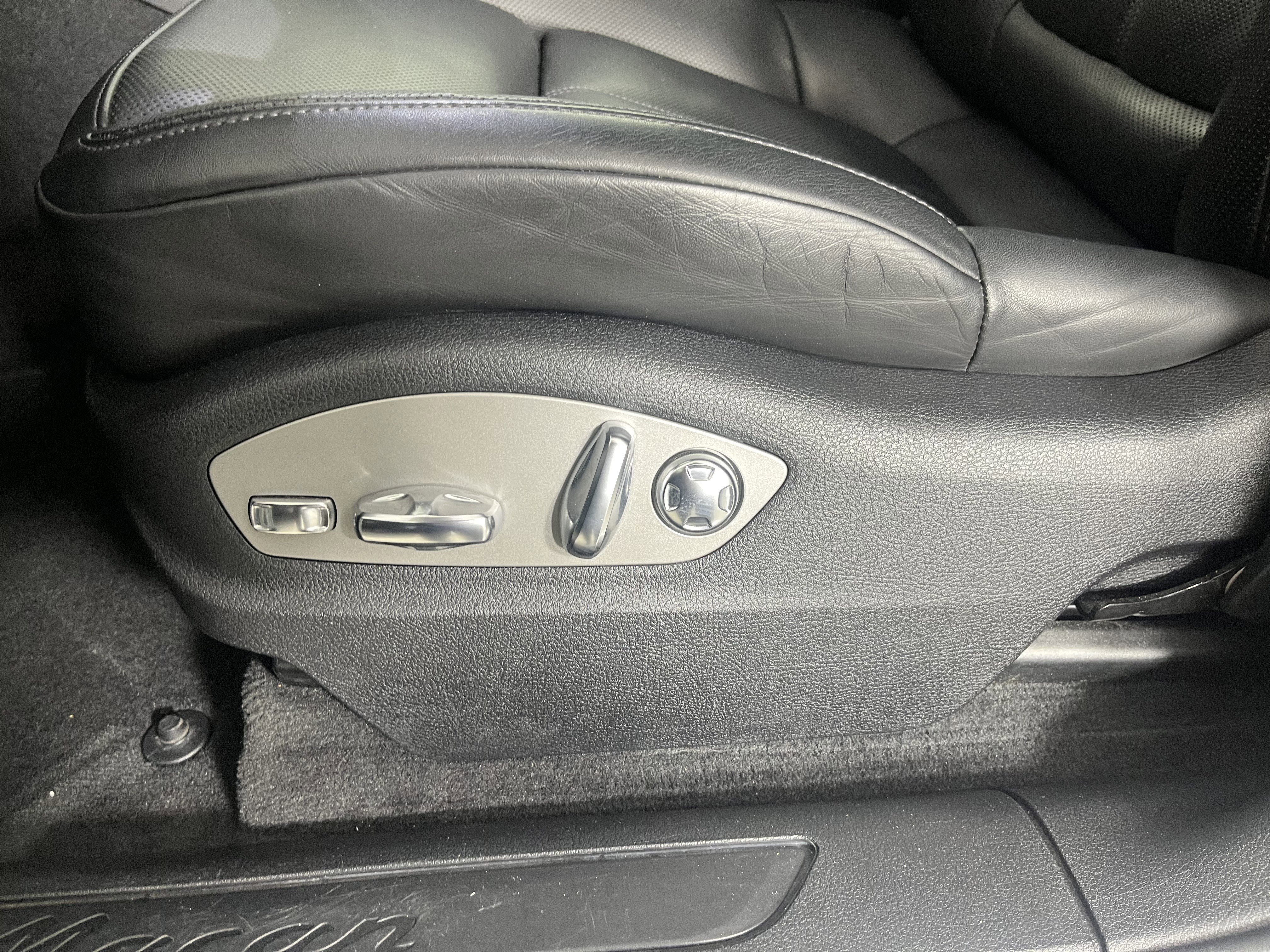 Used 2022 Porsche Macan w/ Premium Package Plus image 20