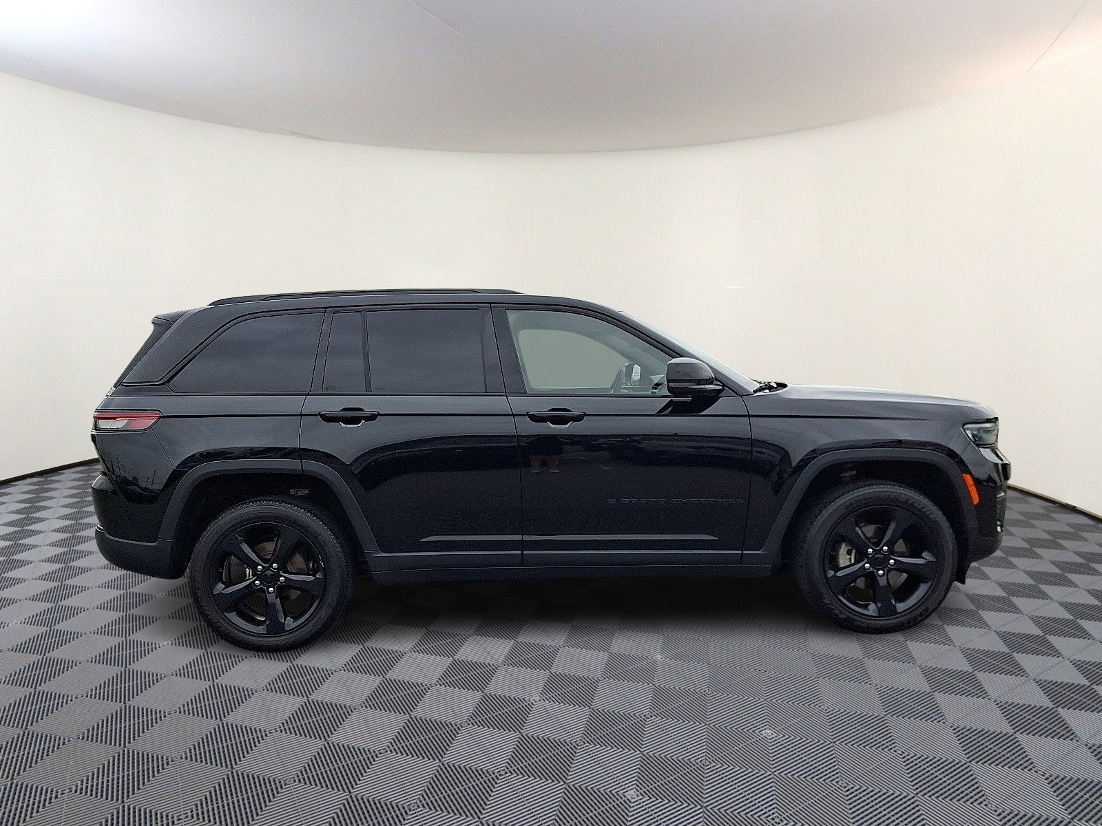 Used 2023 Jeep Grand Cherokee Altitude image 7