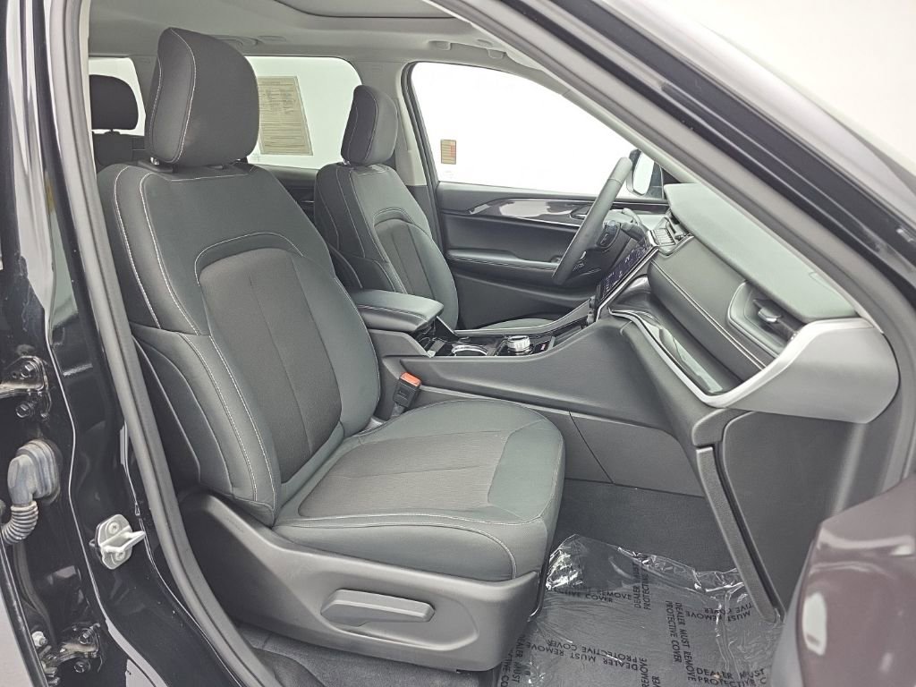 Used 2023 Jeep Grand Cherokee Laredo image 43
