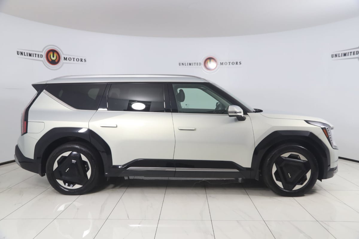 Used 2024 Kia EV9 Land AWD/4WD image 2