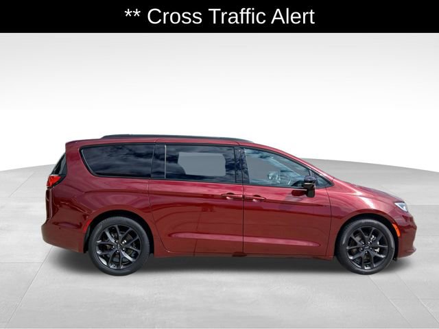 Used 2023 Chrysler Pacifica Limited w/ S Appearance Package FWD image 6