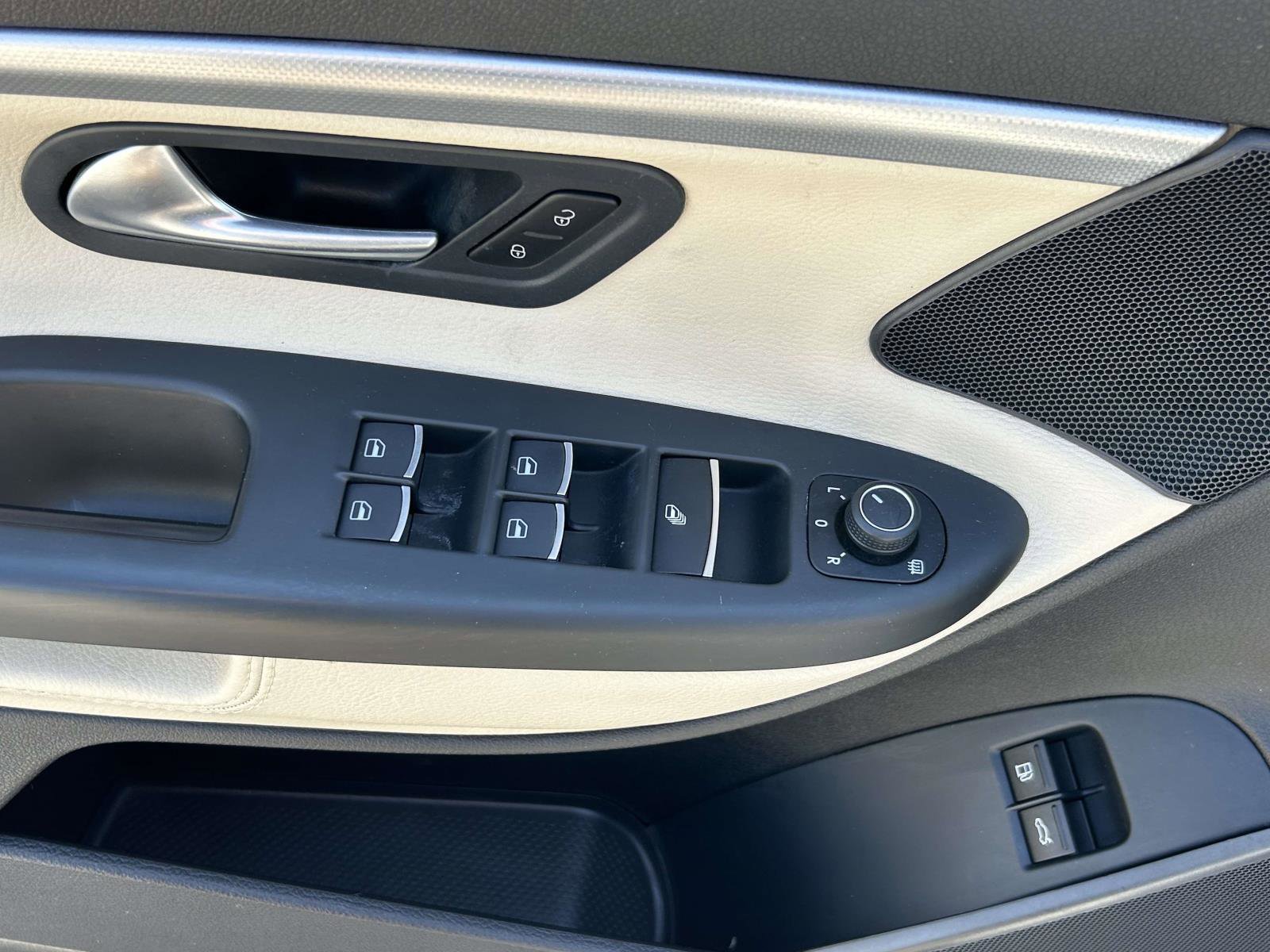 Used 2015 Volkswagen Eos Executive FWD image 16