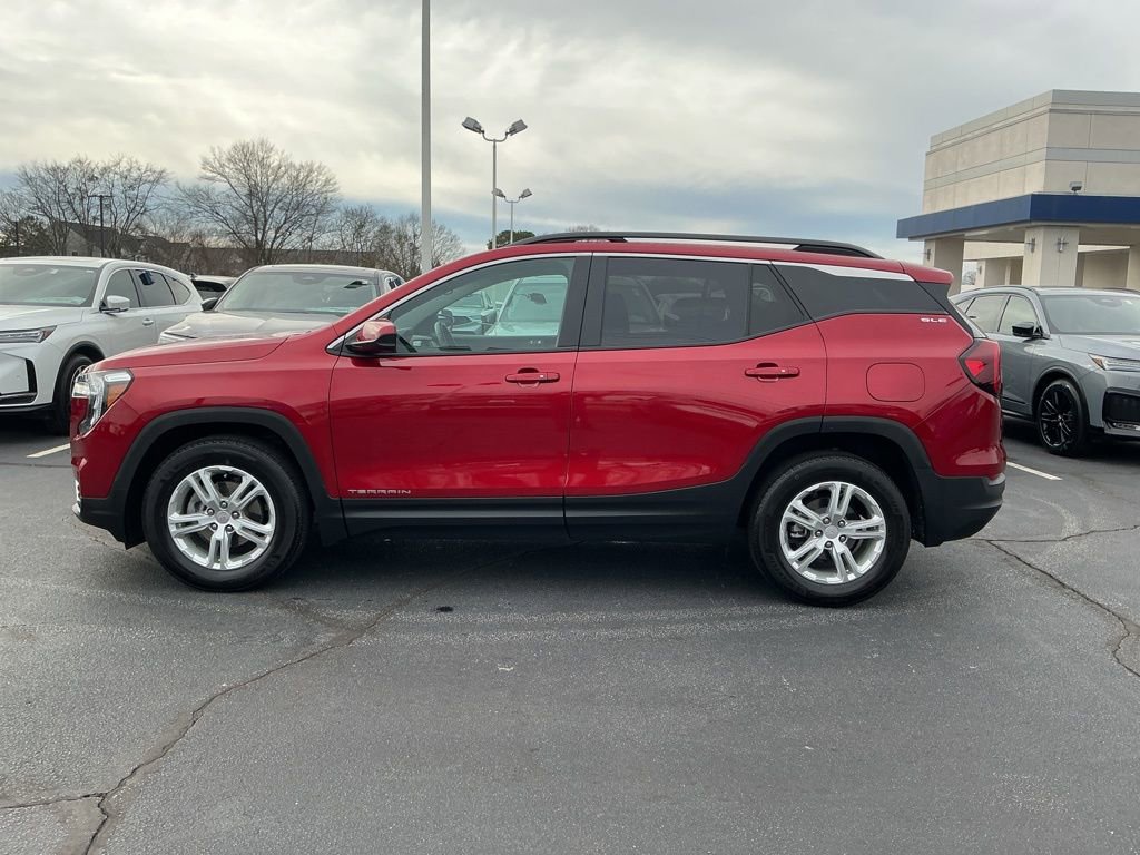 Used 2024 GMC Terrain SLE w/ Driver Convenience Package image 2