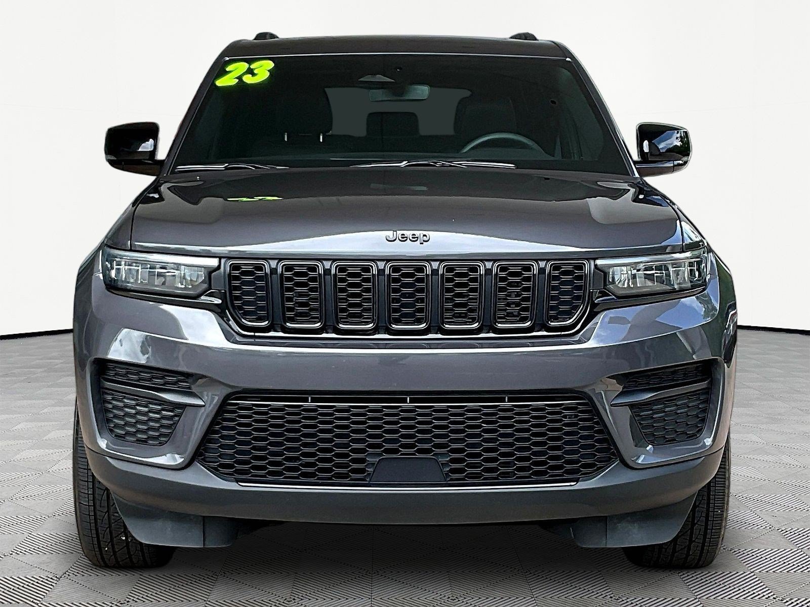 Used 2023 Jeep Grand Cherokee Altitude AWD/4WD image 2