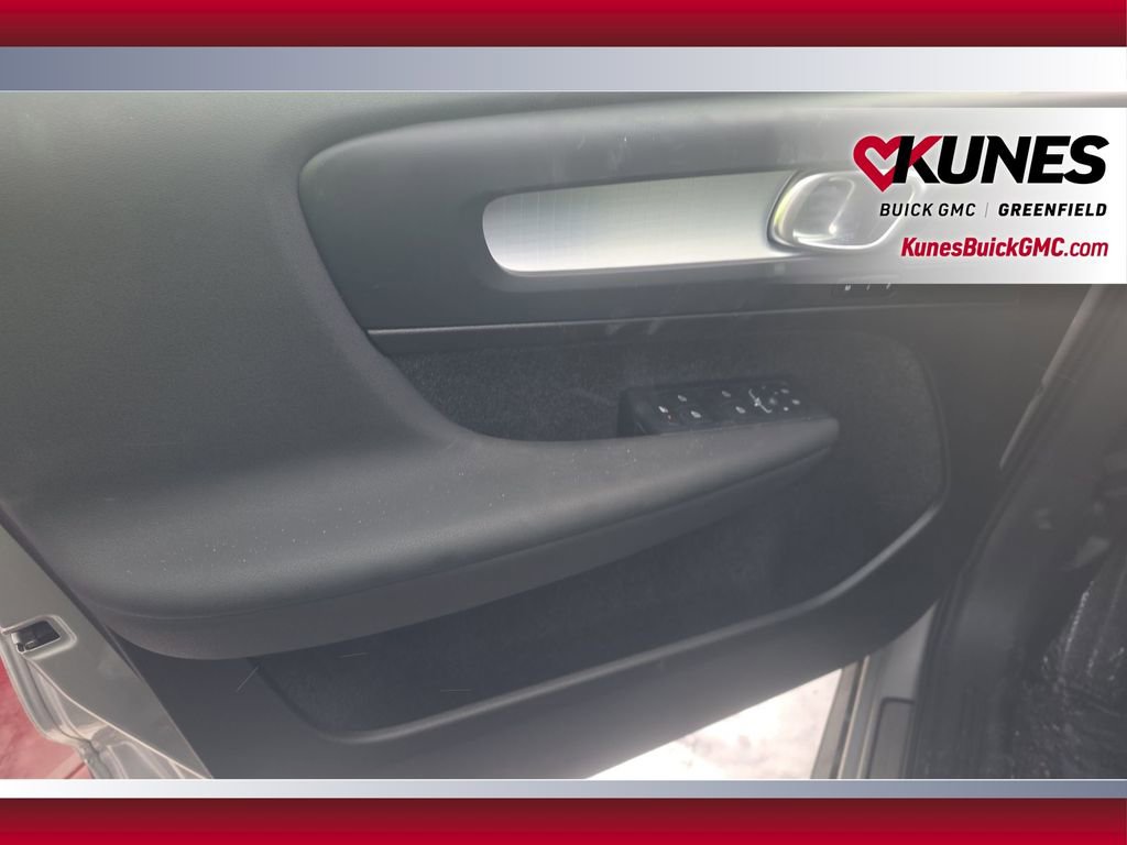 Used 2024 Volvo XC40 B5 Core image 17