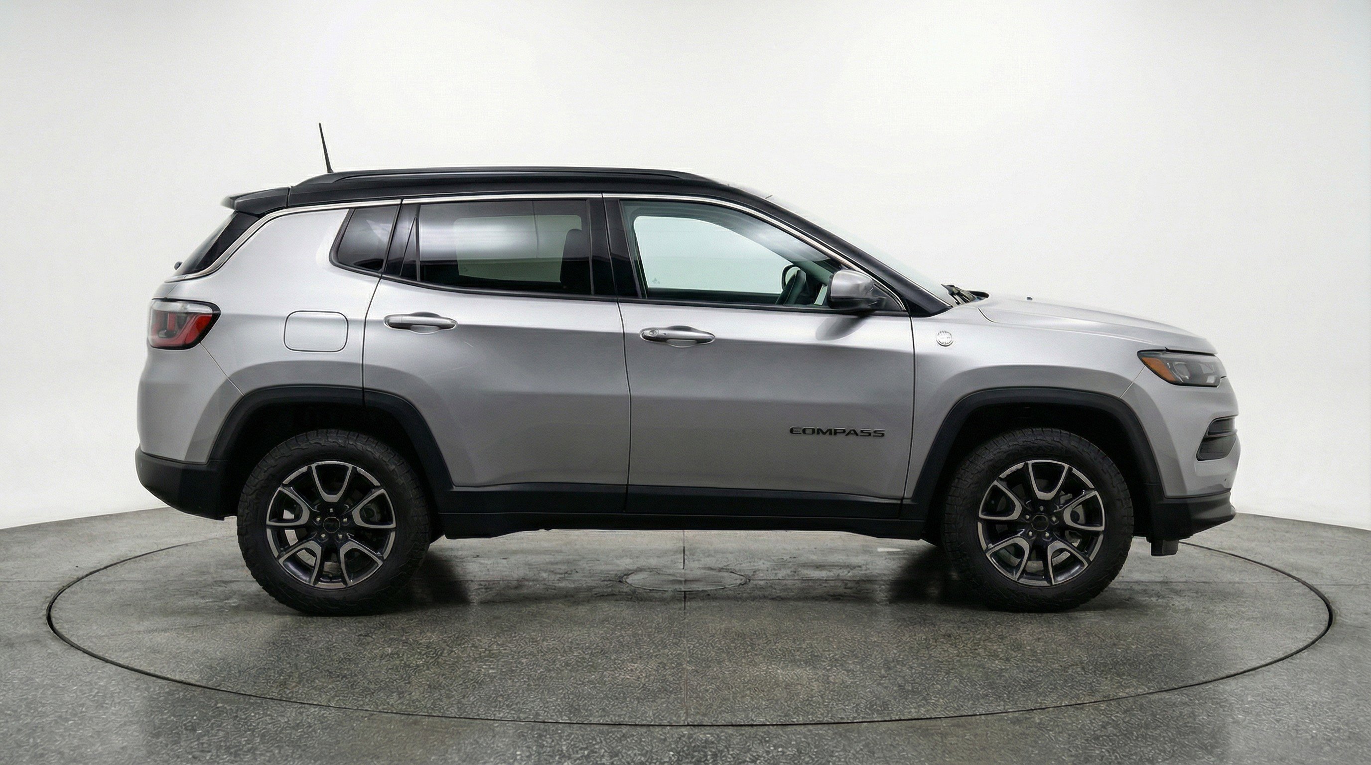 Used 2025 Jeep Compass Trailhawk image 11