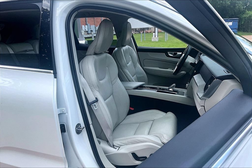 Used 2023 Volvo XC60 B5 Ultimate w/ Protection Package Premier FWD image 10