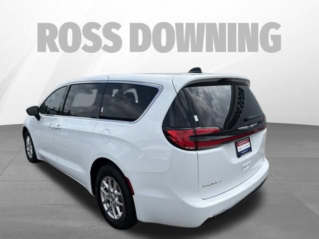 Used 2025 Chrysler Pacifica Select FWD image 6