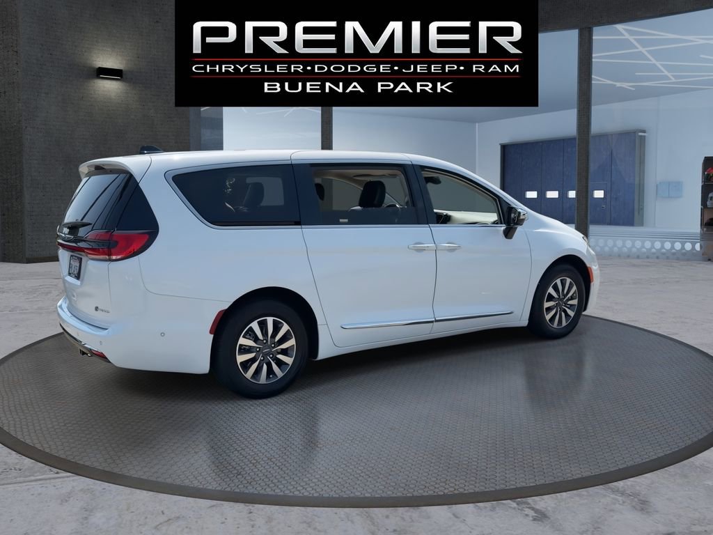 Used 2023 Chrysler Pacifica Limited FWD image 8