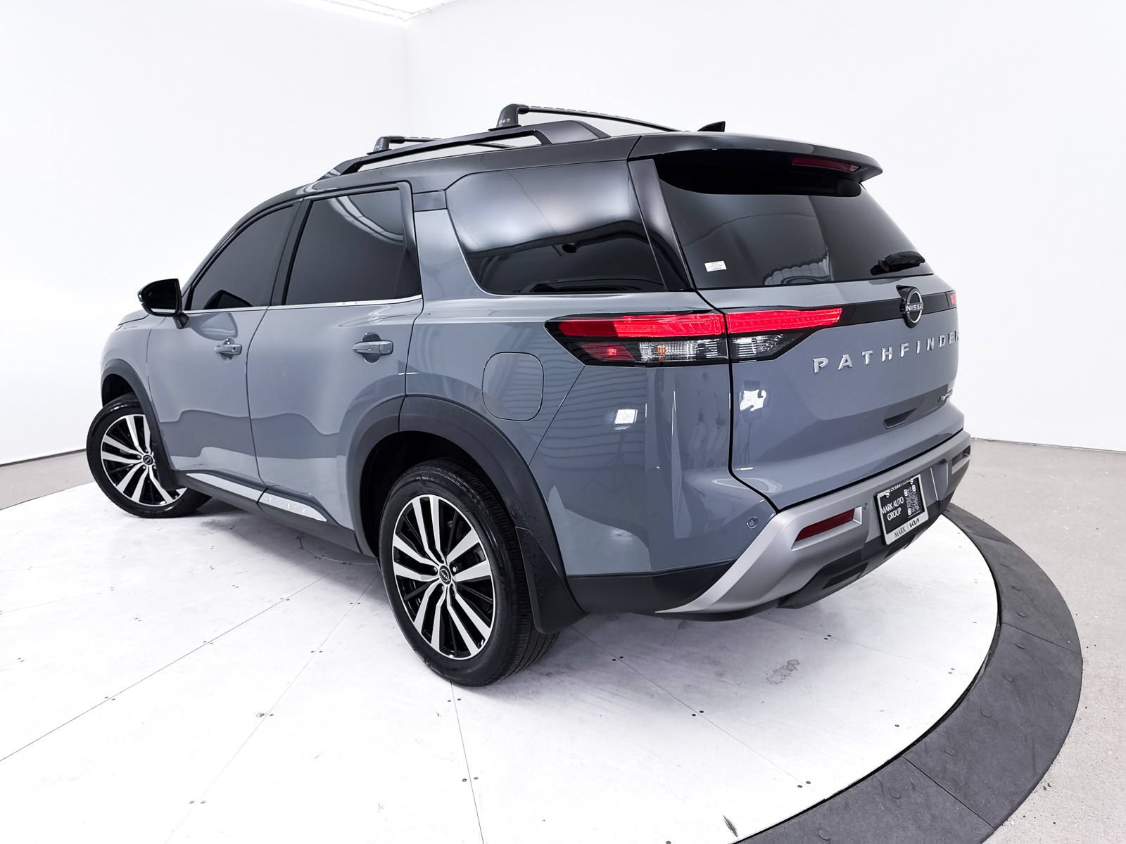 Used 2024 Nissan Pathfinder Platinum FWD image 2