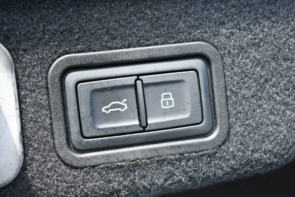 Used 2017 Audi A8 L 4.0T w/ Driver Assistance Package image 18