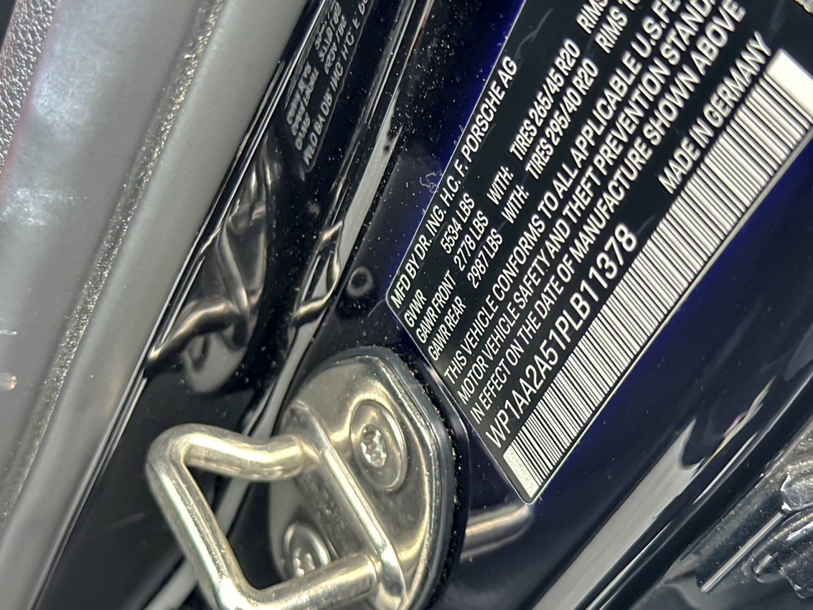 Certified 2023 Porsche Macan AWD/4WD image 28