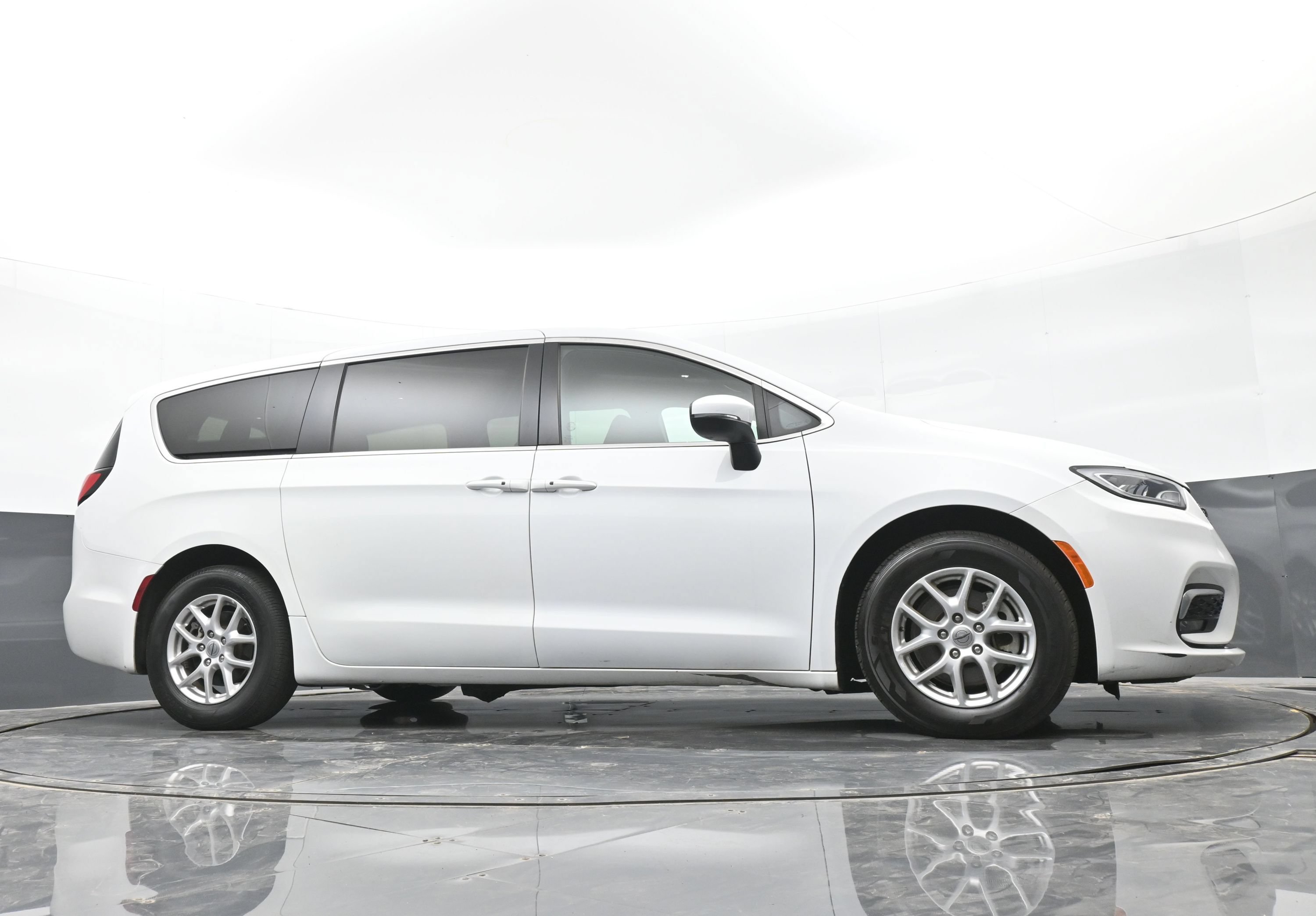 Used 2023 Chrysler Pacifica Touring FWD image 29