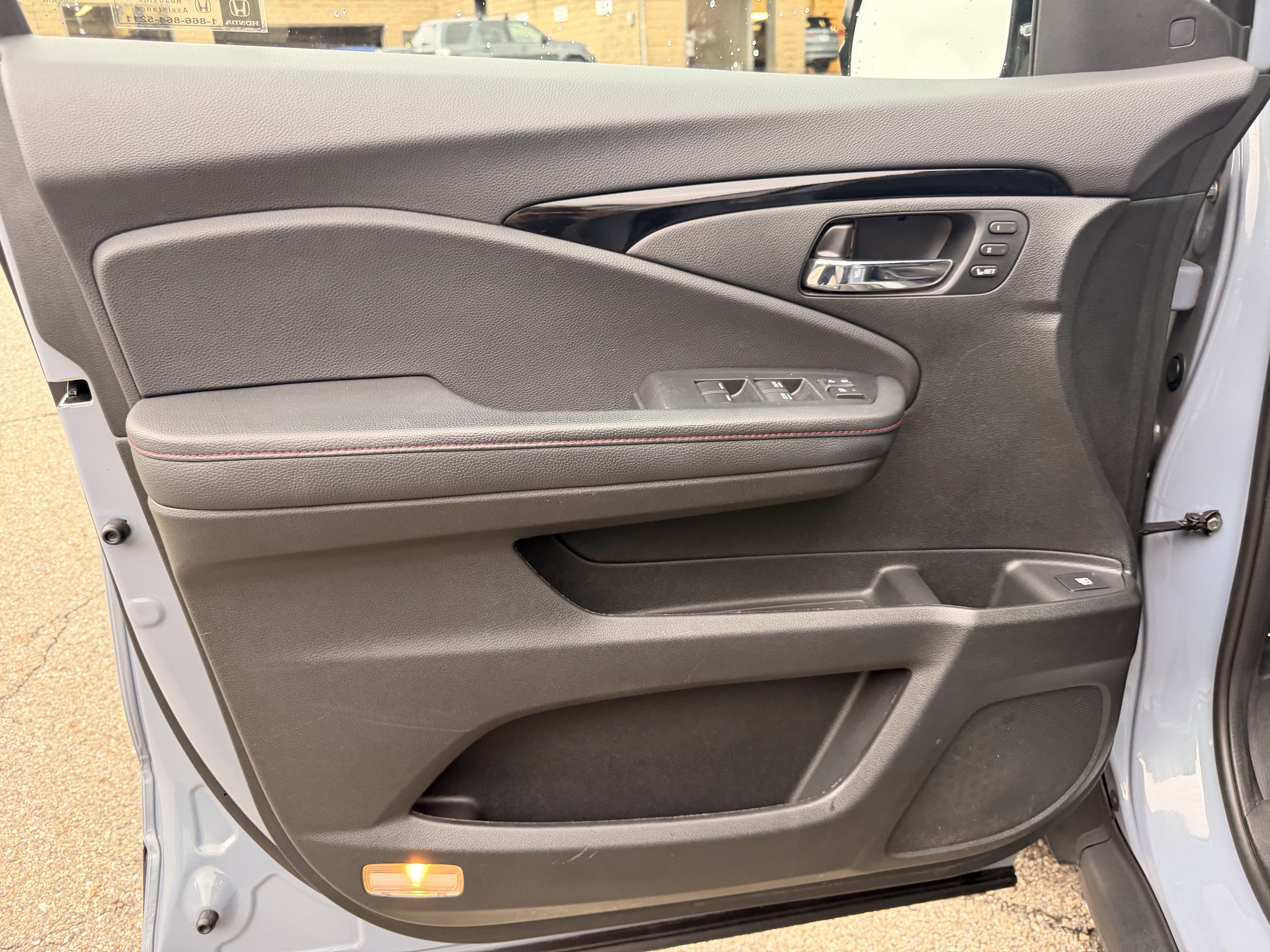 Used 2025 Honda Ridgeline Black Edition image 11