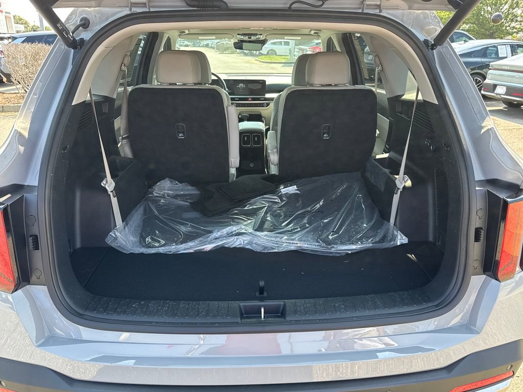 Certified 2025 Kia Sorento EX w/ Panoramic Sunroof Package FWD image 18