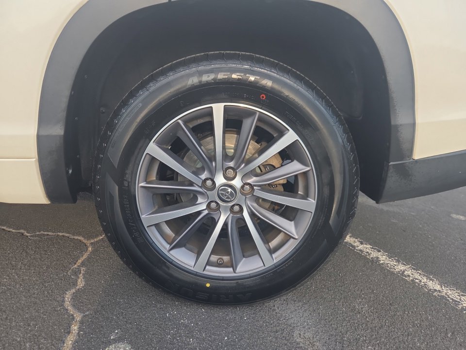 Used 2018 Toyota Highlander XLE FWD image 26