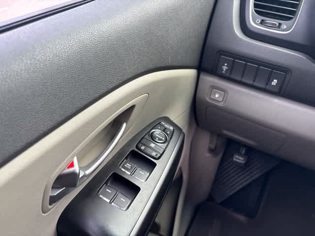 Used 2017 Kia Sedona LX w/ LX Essentials Premium Package FWD image 22