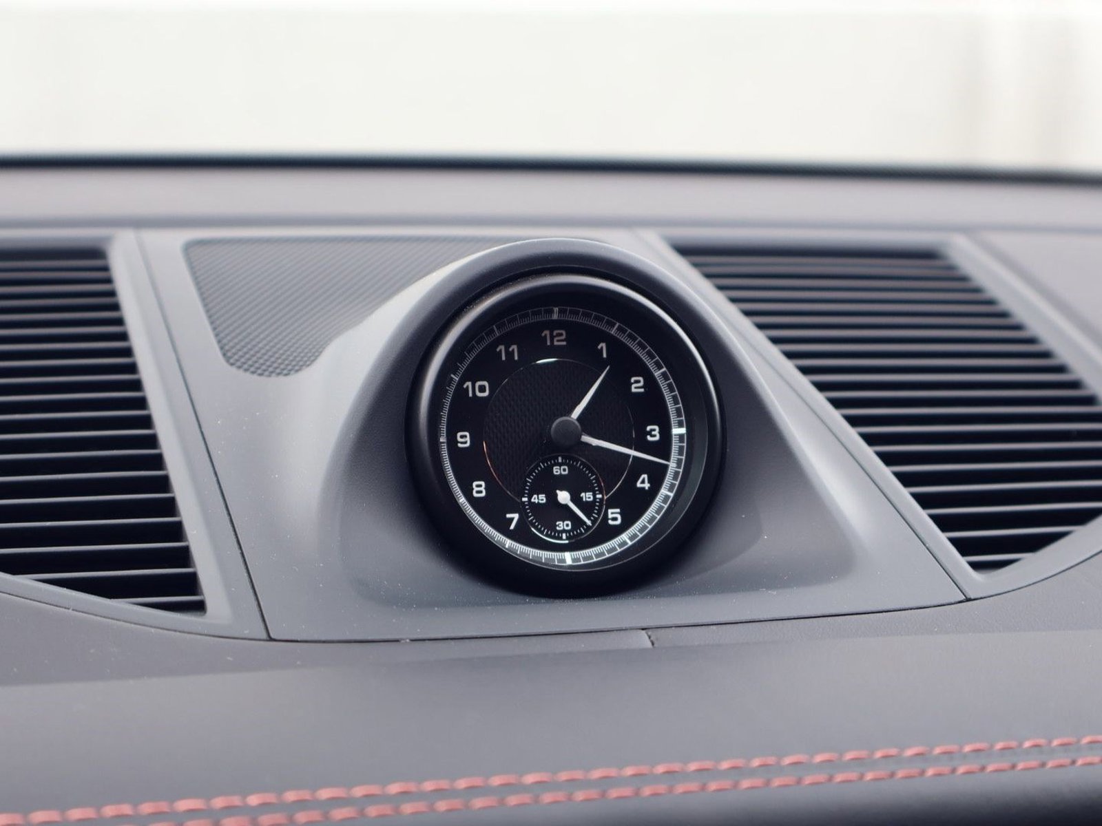 Certified 2025 Porsche Macan image 28