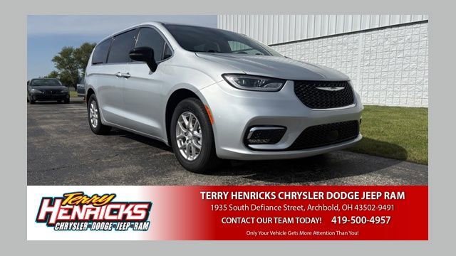 Used 2026 Chrysler Pacifica Select
