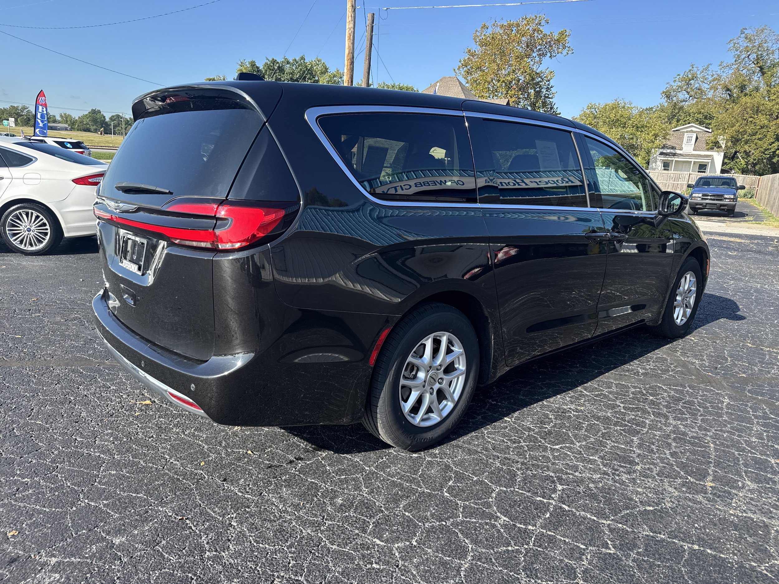 Used 2024 Chrysler Pacifica Touring-L FWD image 10