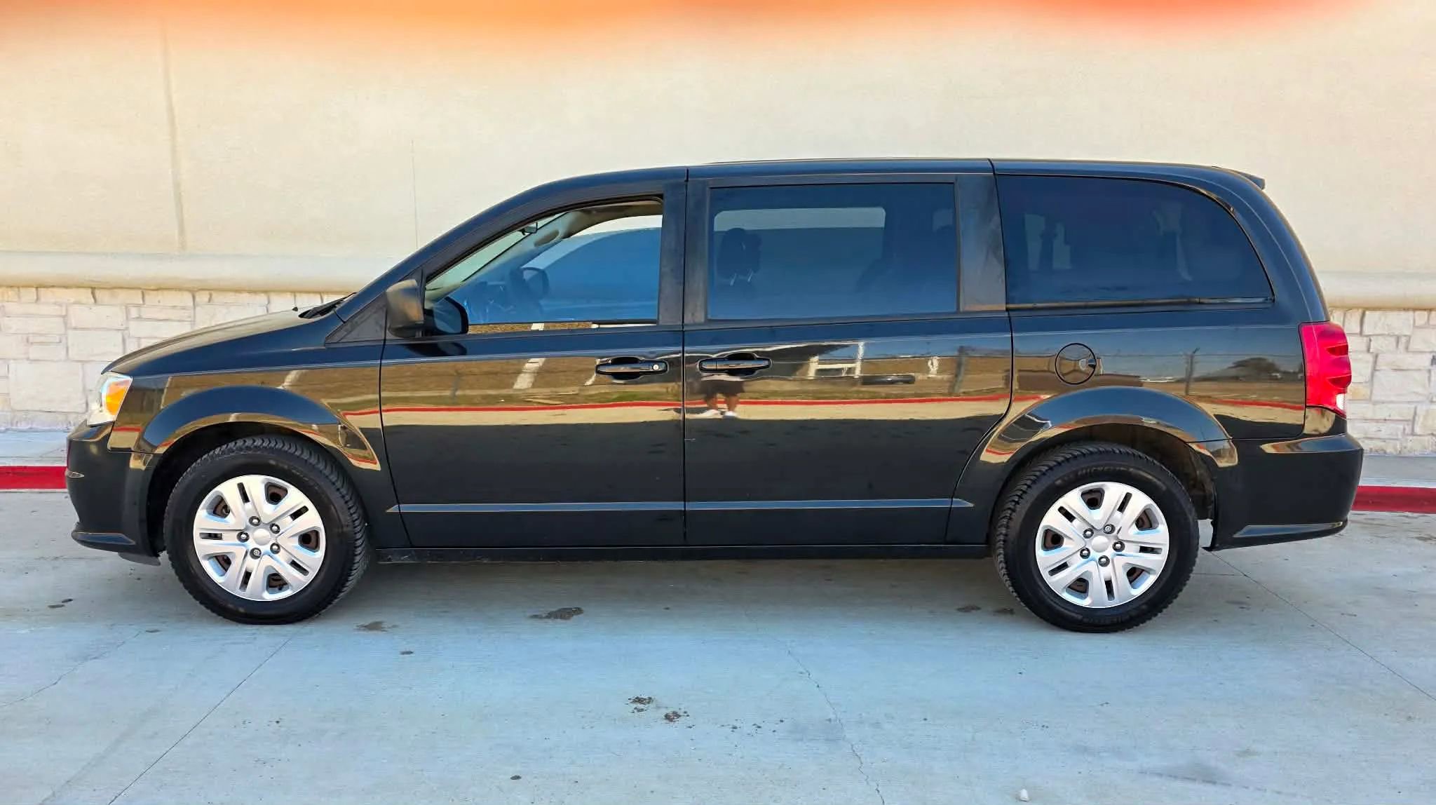 Used 2018 Dodge Grand Caravan SE image 7