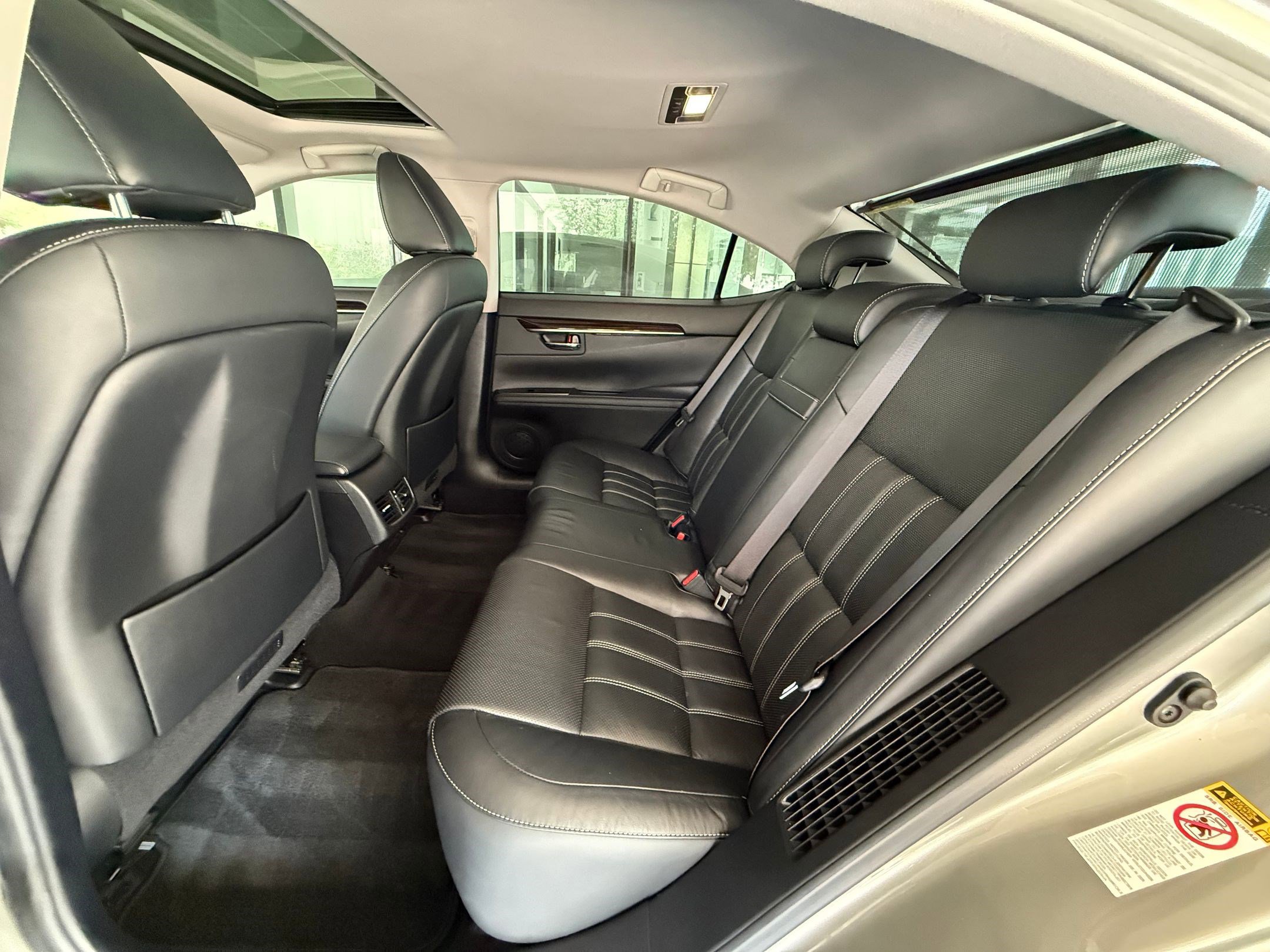 Used 2016 Lexus ES 300h w/ Luxury Package w/Wood Trim image 15