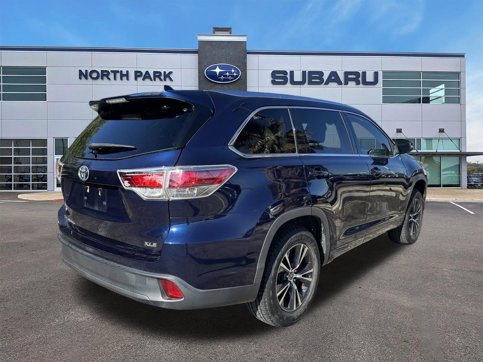 Used 2016 Toyota Highlander XLE FWD image 3